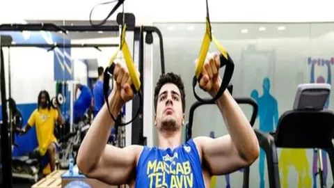 “曼城奋力拼搏，皇马点球决战晋级欧冠”